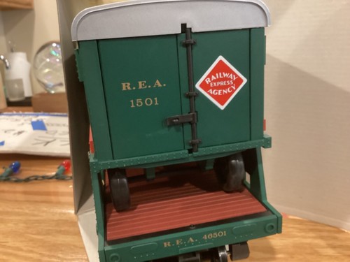 REA-46501 G Scale Piggyback Flat Car Railway Express Agency REA Green 2 Trailer - Picture 9 of 11