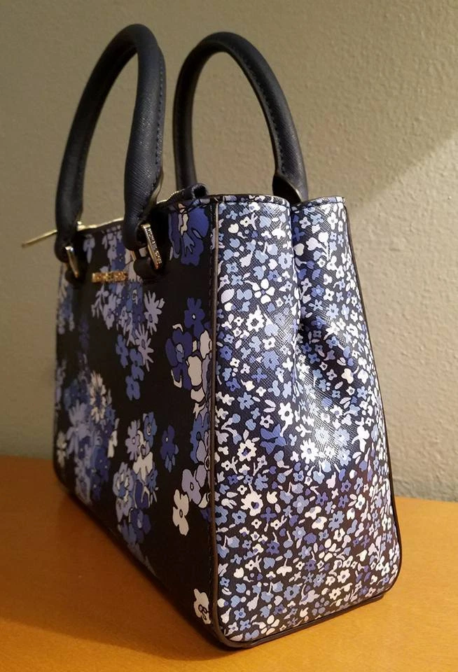 Bolso Bandolera Aunthentic Michael Kors Kellen XS Azul Marino MK Diseño Flor  Foto 4 de 4