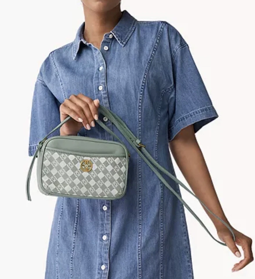Bolso Bandolera para Cámara Fossil Brennon Verde Salvia Claro y Plata Monograma Nuevo con Etiquetas $180 Foto 2 de 4
