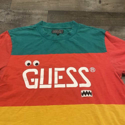 Camiseta Guess X J. Balvin Monster Para Hombre Pequeña Bloque de Color Rojo Verde Amarillo Logo - Imagen 3 de 7