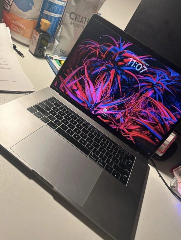 Apple MacBook Pro 15" 2019 · i7 · 16GB · 1TB, Foto 1 von 4