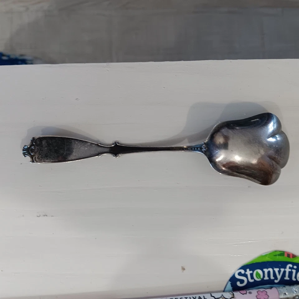 Cuchara de azúcar Gorham plata de ley. Marcado con un león, un ancla y la G. Foto 2 de 2