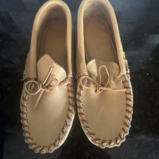 Vintage 1960 s Minnehaha Moccasins Women s Slip On Leather Shoes - 715 9437 M6