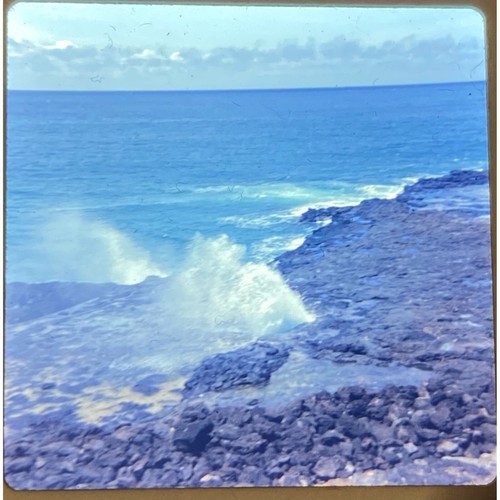 Vintage 1973 Lot of 50 Kodak Slides Travel Hawaii Luau People Ocean Coast - Imagen 3 de 15