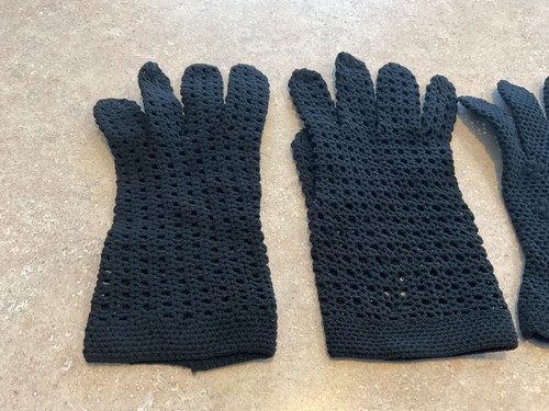 2 Pair Of Vintage Short Black Mesh Gloves - Picture 3 of 3