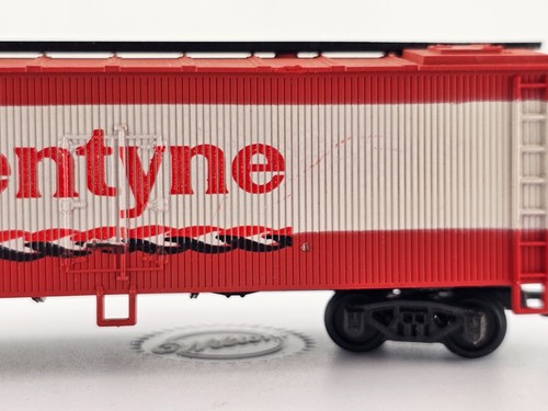 *READ* Model Power HO Scale 9016 Dentyne Box Car Model Train Car - Picture 12 of 18