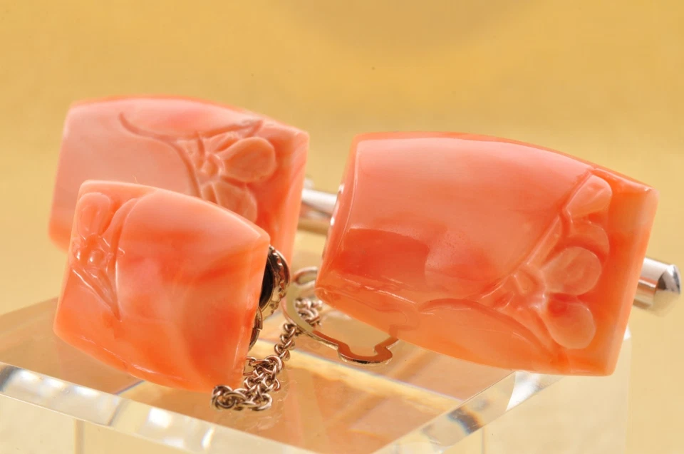 Gemelos de coral rosa con certificación (total 87,5 quilates) tallados en flor de cerezo caja Foto 3 de 4