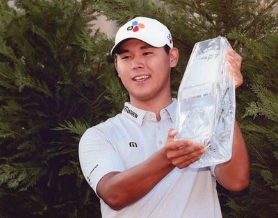 SI WOO KIM - 8'' x 10'' Photo Print