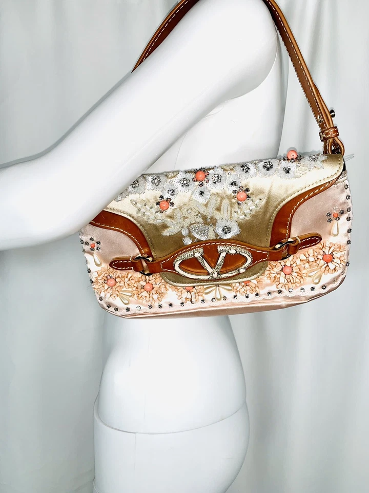 Bolso de mano Valentino de cuero con cuentas y satén Foto 2 de 3