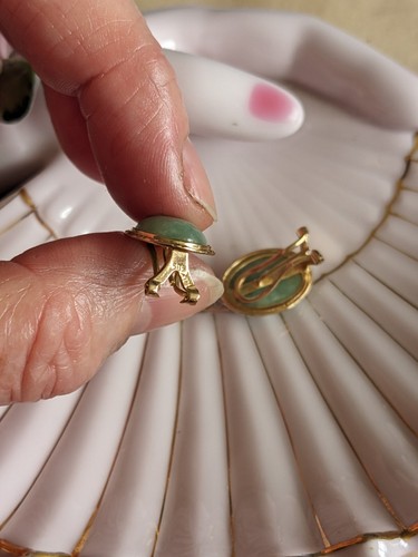 10kt Gold & Jade Cabochon Clip On Earrings - Picture 6 of 6