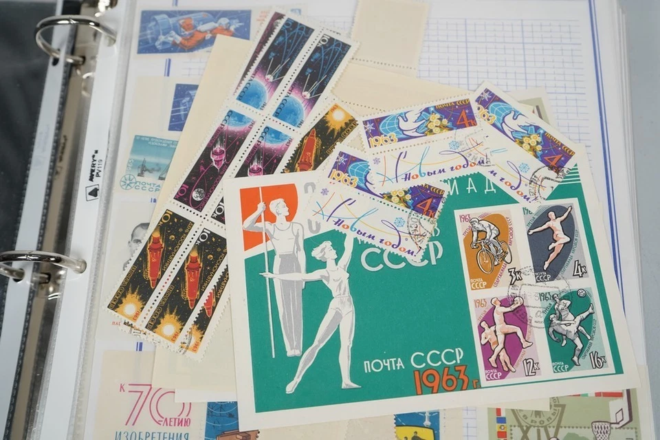 RUSSIA COLLECTION OF OVER 300 SOUVENIR SHEETS & 100 STAMPS IN ALBUM - Image 2 of 4