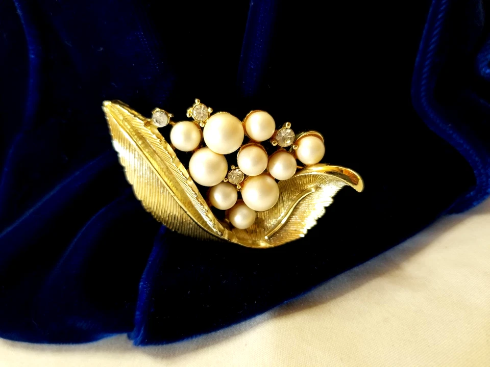 Terciopelo Azul Sobre Fieltro con Precioso Sombrero Aleta Perla Imitación Prendedor Cloche De Colección Foto 3 de 4