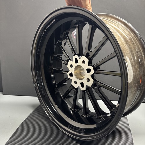 Harley-Davidson Trike Roulette Contrast Cut 18 in. Rear Wheel 40901029 - Picture 14 of 24