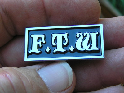 UK ~ FTW ANSTECKNADEL F ** K THE WORLD BADGE passt Harley Davidson NEU Biker Motorrad