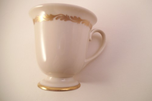 Vintage Franciscan China Arcadia Gold Set of 7 Demitasse Cups & 8 Saucers - Picture 8 of 12