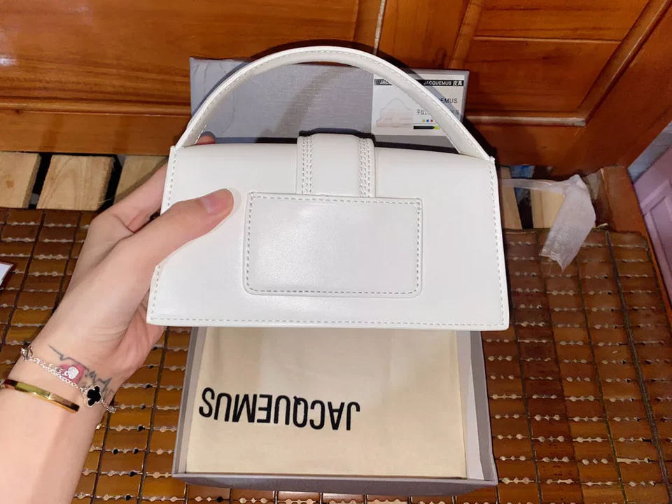 ¡Nuevo!! Bolso de Mano Jacquemus Bambino Grande 20cm Blanco Brillante - Foto en Vivo Foto 2 de 2
