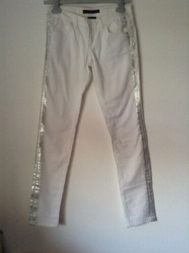 BNWT 100% Auth By Calvin Klein, White & Silver Jeans With Logo. 26 RRP £129 - Afbeelding 1 van 12