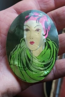 Broche Ancienne Style Art Déco Portrait Femme Foulard vert Haut. 72 mm larg. 50