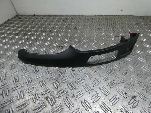 Toyota Yaris 2 P9 84332-0D020 Mittelkonsole Leiste mit Warnblinkschalter BJ.2009