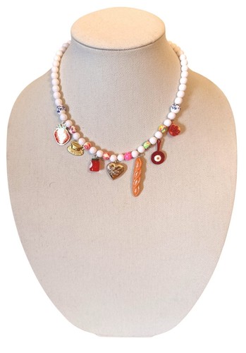 Collana di perline fatta a mano con perline bianche e ciondoli assortiti a tema frutta inclusi - Foto 2 di 6