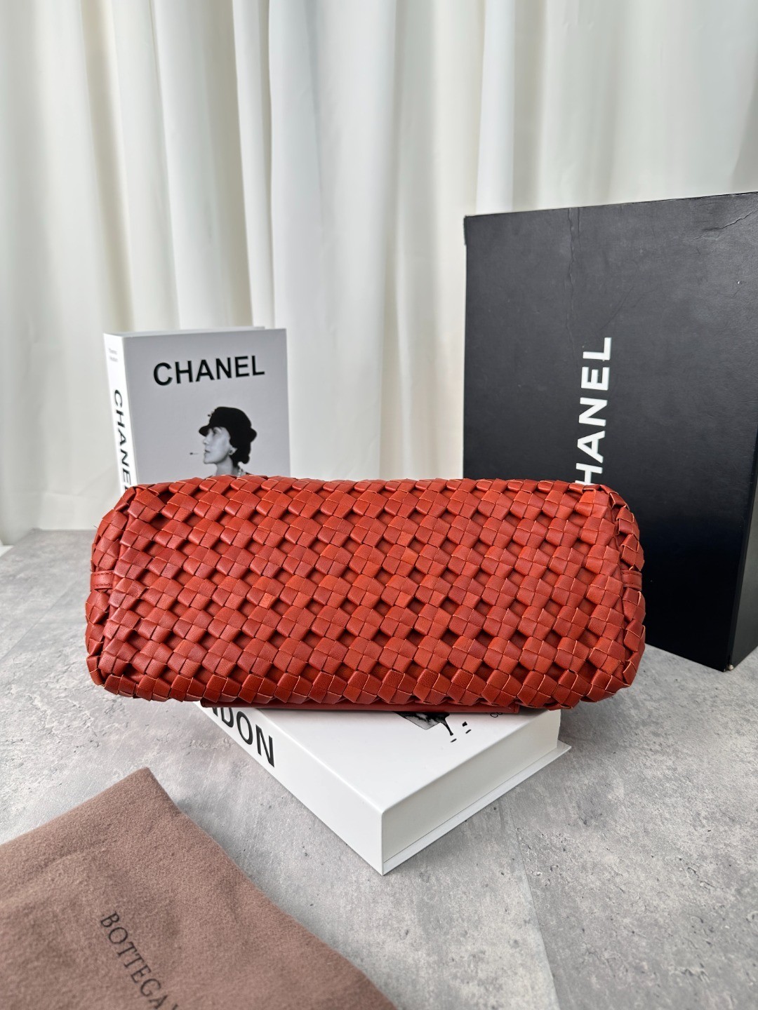 BOTTEGA VENETA Intrecciato Kiss Lock Leather Handbag thumbnail 7