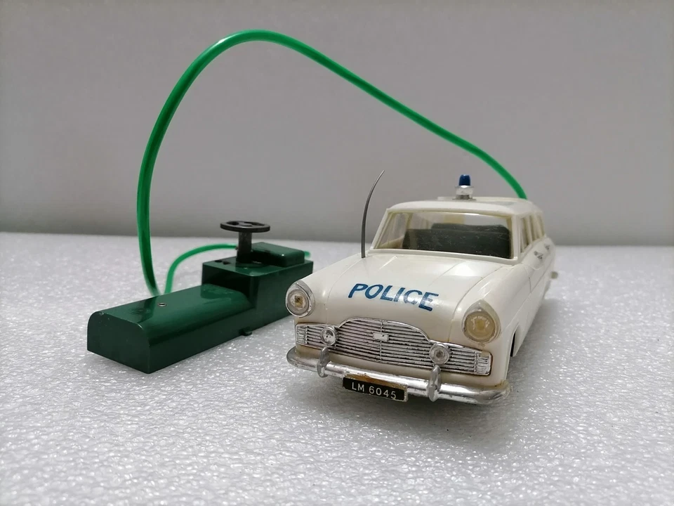 FORD ZEPHYR Police Car M1 - Vintage Remote control toys , MARX TOYS 1960s - Image 4 of 4