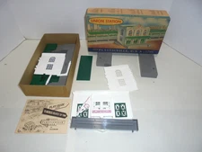 PLASTICVILLE UNION TRAIN STATION O GAUGE MIB NEVER USED BOX IS A LITTLE DIRTY