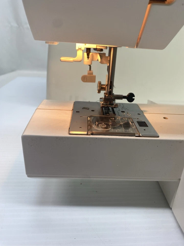 Husqvarna Viking Emerald 116 Sewing Machine w Users Guide/ Manual & Foot Pedal - Image 2 of 4