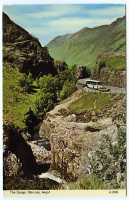 1970er Dennis Postkarte Vintage Reisebus und Auto in der Gorge Glencoe unbesendet