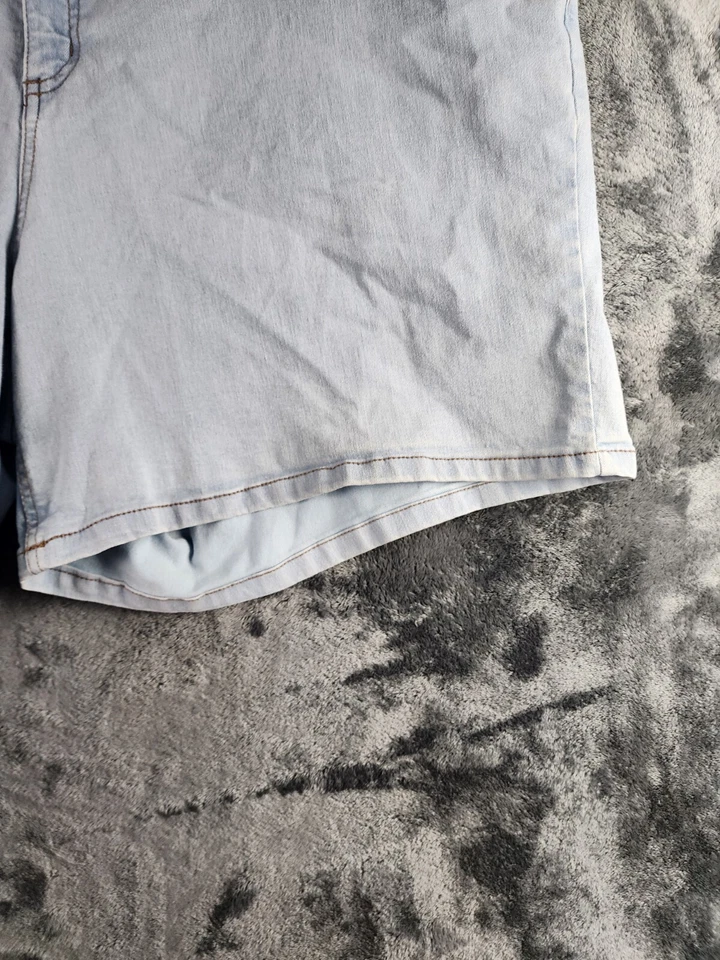 Pantalones Cortos Estilo Bermudas Trendy The Woman Within Denim Lavado Ligero Talla 28W tiro Medio Foto 3 de 4