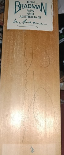 Very Rare Brett Lee Jennifer Hawking's signed Mini Bradman Museum Bat - Picture 2 of 4