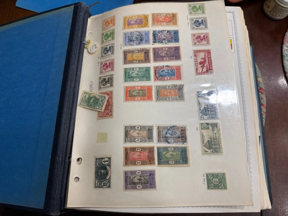 VERY LARGE WW STAMP ALBUM ALL PICTURED VERY NICE VERY FULL - Image 4 of 4