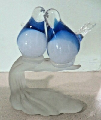 BEAUTIFUL ARTGLASS LOVEBIRDS ON PERCH BLUE AND CLEAR GLASS, 5 1/2 X 4 1/2 INCHES
