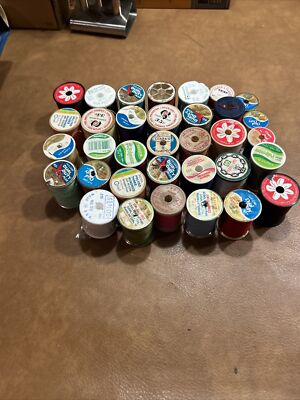 VINTAGE LOT 37 SEWING THREAD SOME WOOD SOME PLASTIC. ALL HAVE THREAD.