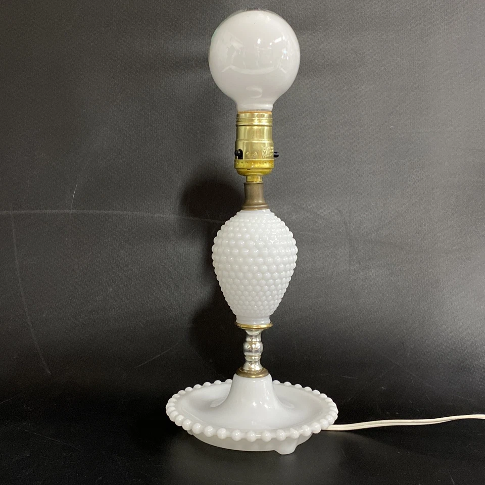 Lámpara Vintage Fenton Vidrio Leche Hobnail Mesa Mesita de Noche Boudoir 11.5x6 Cottage Chic Foto 2 de 4