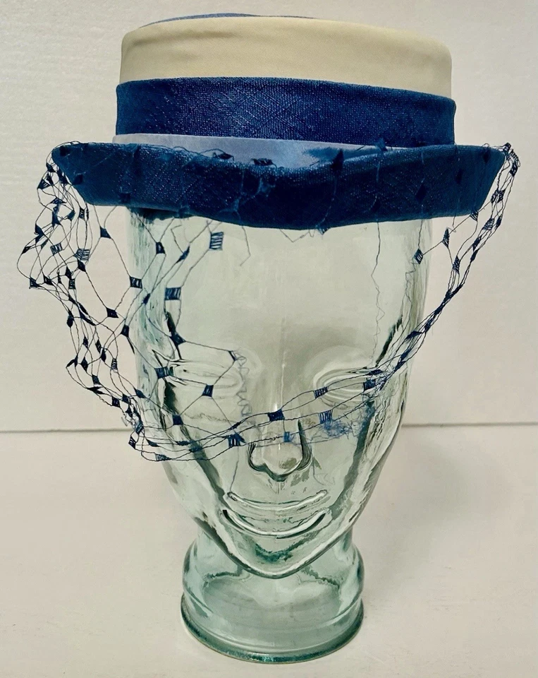 VTG Ladies Pork Pie Woven Blue And White Hat With Tulle Netting Veil Size 6 1/2 - Image 2 of 4