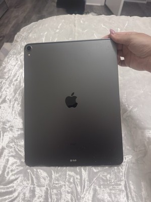 iPad Pro 12.9 3rd Generation 512 GB Bundle Case and Apple Pencil