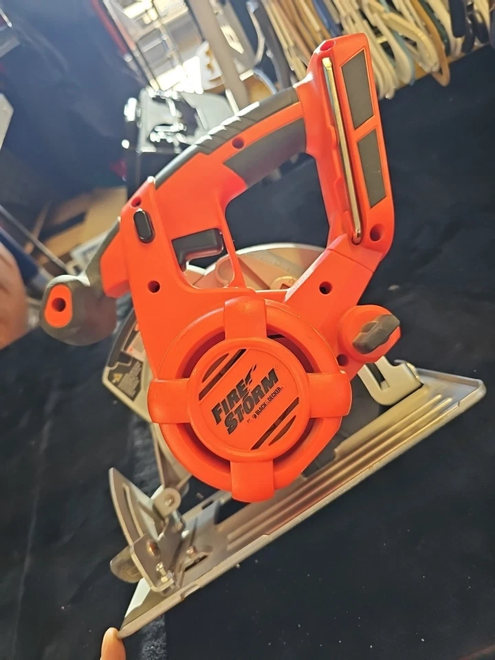 Serra circular sem fio Black & Decker Firestorm FS1806CSL 6-1/2" 18V testada/funciona - Imagem 4 de 4