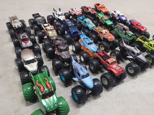 32 Monster Jam Lot Hot Wheels Monster Trucks 1:64 Gravedigger Toro Loco Zombie - Picture 2 of 3