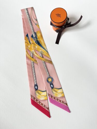 HERMES CAVALCADES ROSA PULVER/GOLDGELB SEIDE TWILLY WRAP - Bild 3 von 12