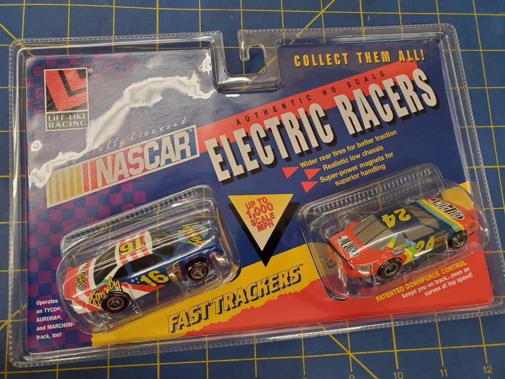 Life Like 9779 Nascar Electric Racers #16 They Family Channel / #24 Dupont