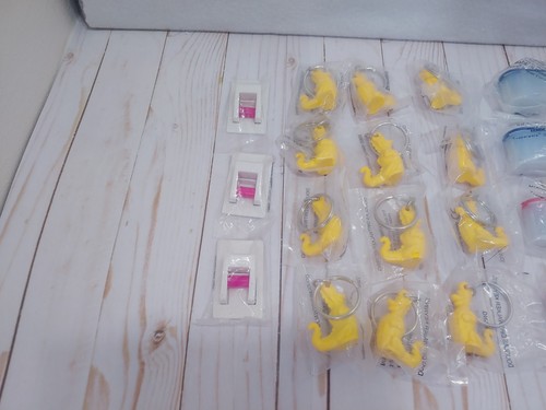 Vintage Mini Tupperware Lot 32 Magnets 12 Keychains New Modular Mates Lid Stack - Picture 5 of 20