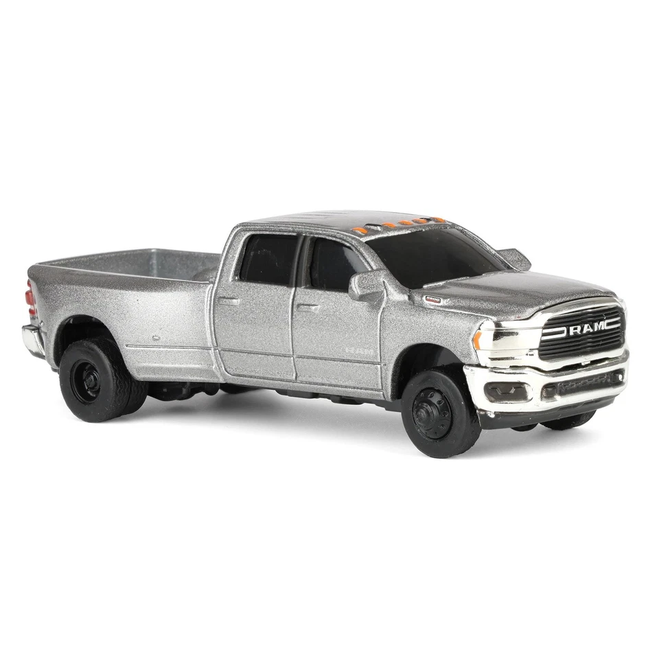 Camioneta Tomy 1/64 plateada RAM 3500 doble colección N Play 47169B-2 Foto 2 de 4