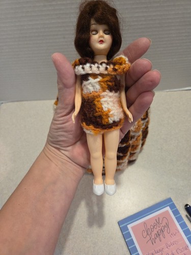 ¡Falda de ganchillo con cubierta de papel higiénico de muñeca de plástico retro vintage de los años 60! - Imagen 7 de 10