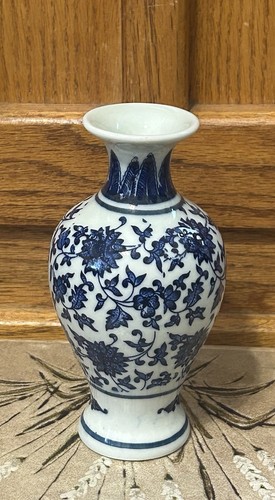Vintage Chinese Blue & White Porcelain Small Vase - Kangxi Reign Mark - Picture 3 of 8