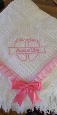 Baby WEISS Tuch personalisiert Geschenk Füße Name mit/ohne Schleife und Spitzenband