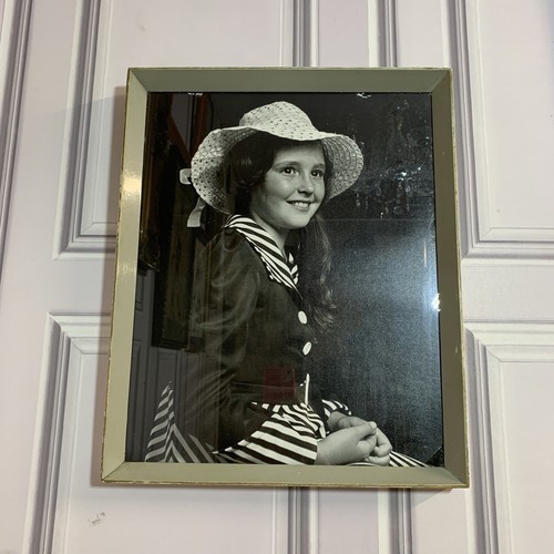 Framed Vintage Black & White Photograph Portrait Of Little Girl With A Hat - Picture 3 of 7