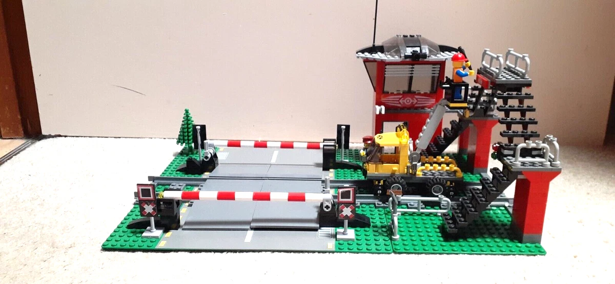 LEGO VINTAGE SET 10128 TRAIN LEVEL CROSSING UNBOXED NO