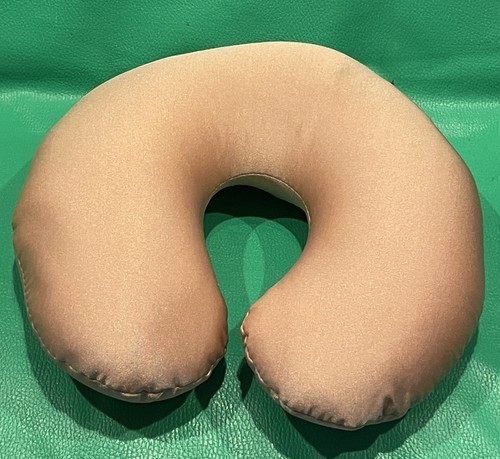 Almohada de viaje Micro Bead Squishy felpa marrón cachorro perro cremallera abatible al cuello - Imagen 11 de 15