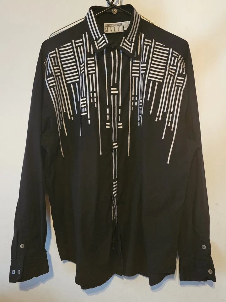 Camisa masculina internacional preta com botões padrão geométrico • Vintage tamanho M média - Imagem 2 de 4